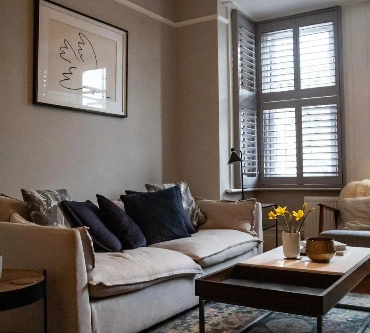 Stylish Brighton Haven, Sleeps 1 To 7, Free Parking Villa