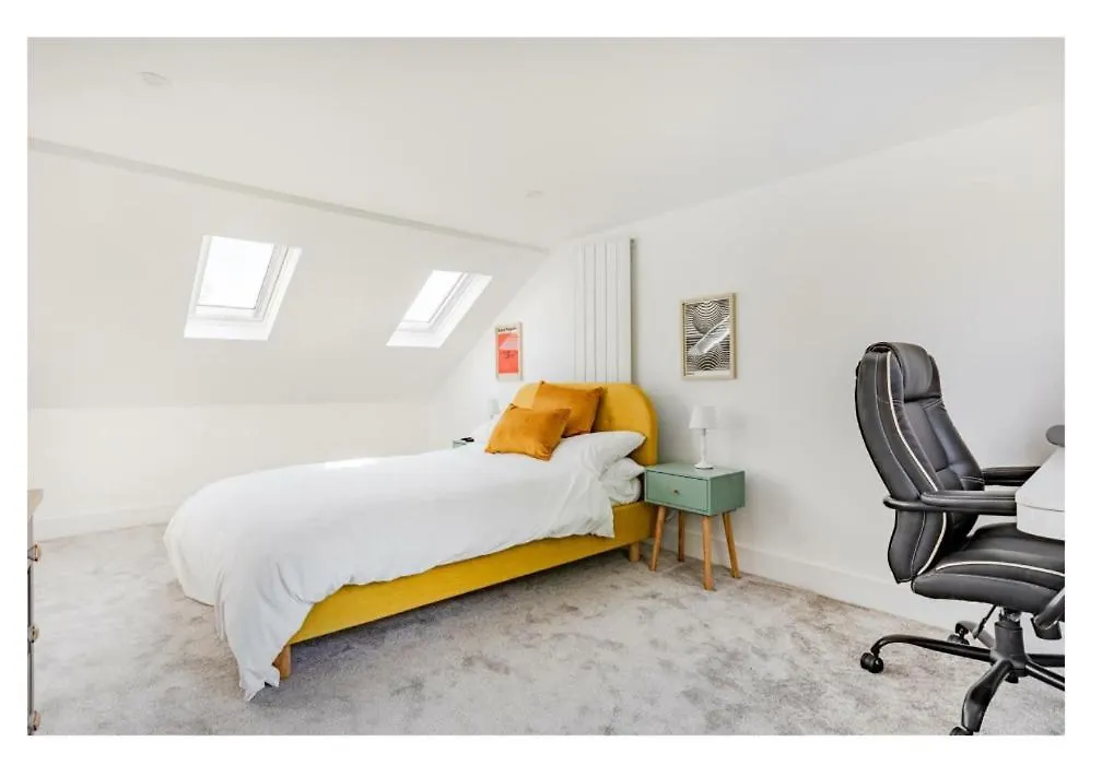 Stylish Brighton Haven, Sleeps 1 To 7, Free Parking Villa