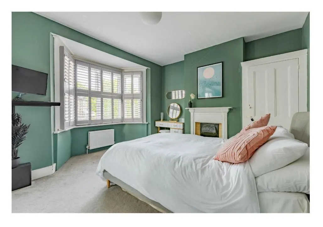 Stylish Brighton Haven, Sleeps 1 To 7, Free Parking Villa