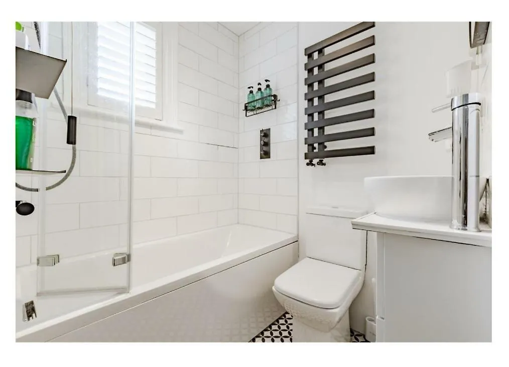 Stylish Brighton Haven, Sleeps 1 To 7, Free Parking Villa