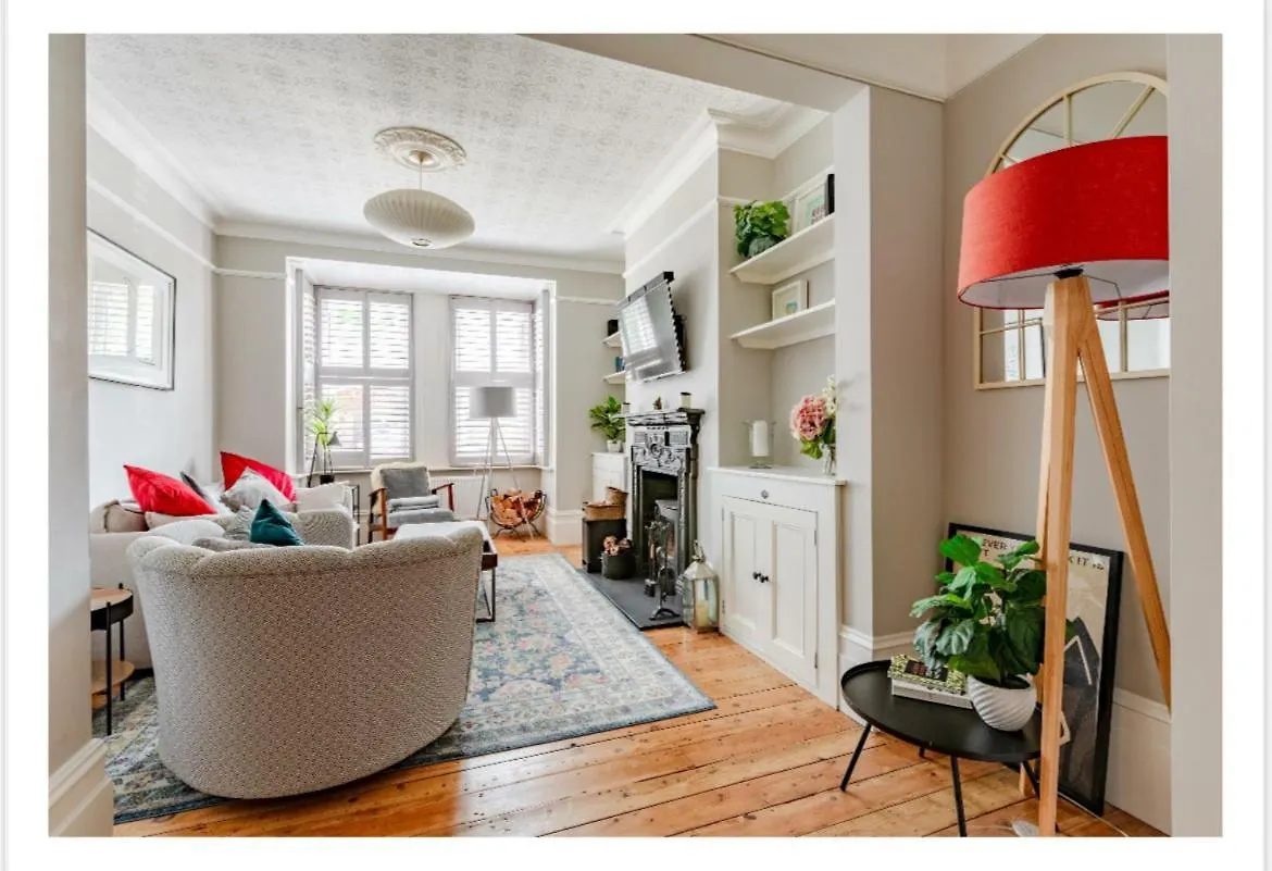 Stylish Brighton Haven, Sleeps 1 To 7, Free Parking Villa